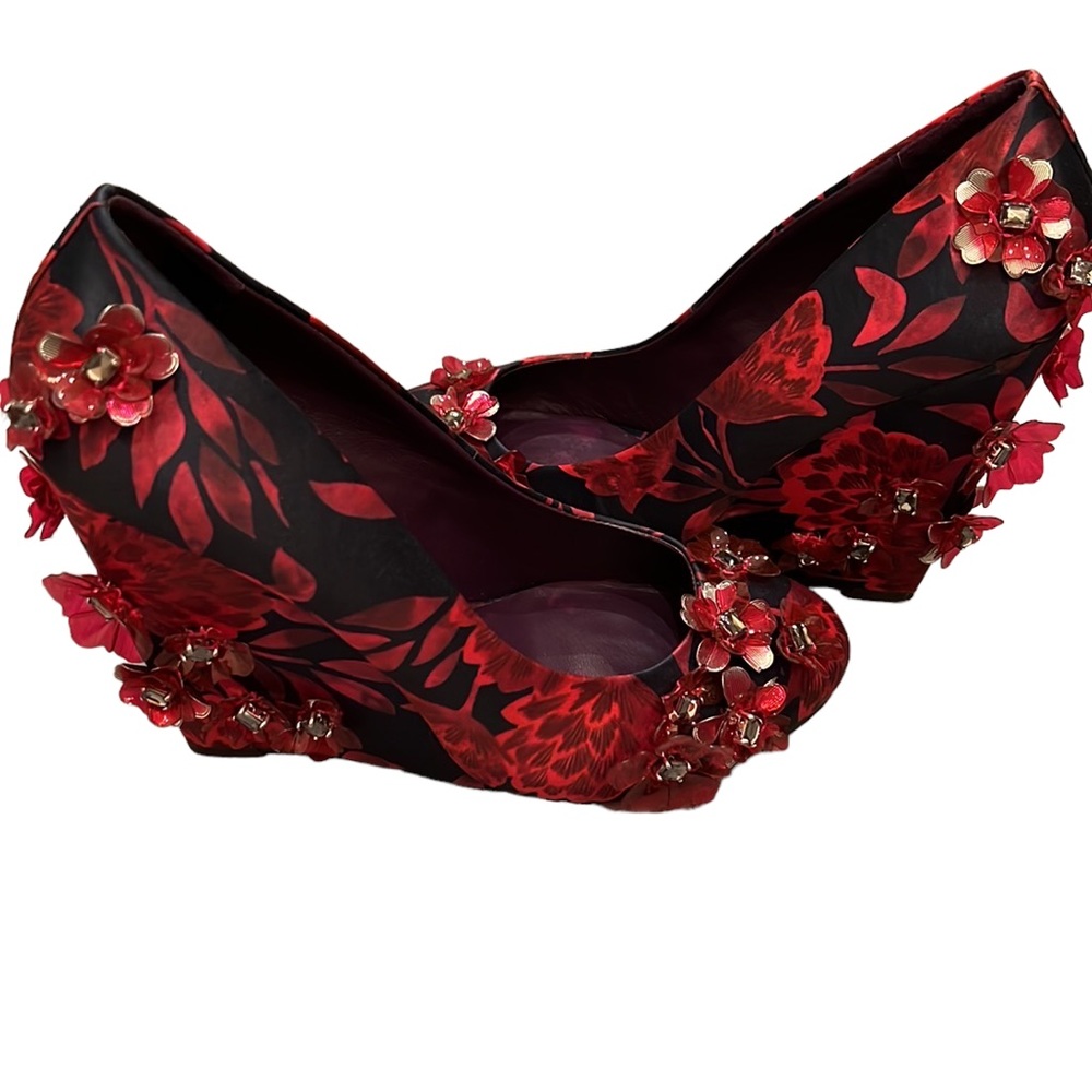 HP 9/30🔥🔥Tory Burch satin wedges. Amazing dimensional detail. Almost new.